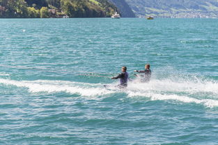 九游官网入口活动-“快艇冲浪：东三叉湖赛场极速角逐，掀起水上运动的新浪潮”